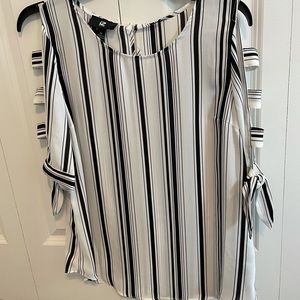 Medium IZ Byer top 3/4 tie sleeve. Arm cutouts